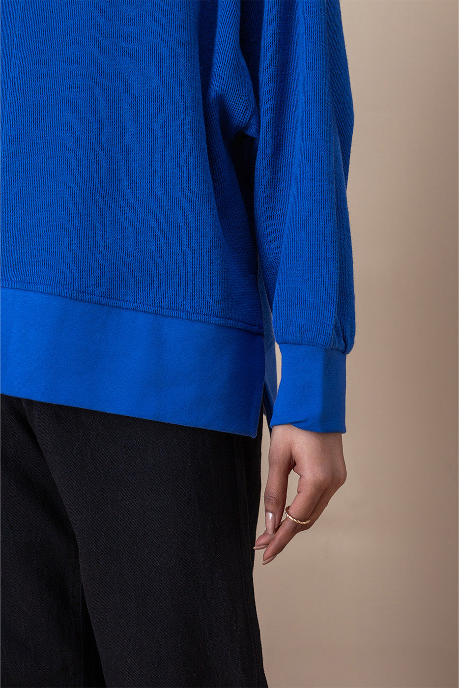TEXTURED SWEATSHIRT